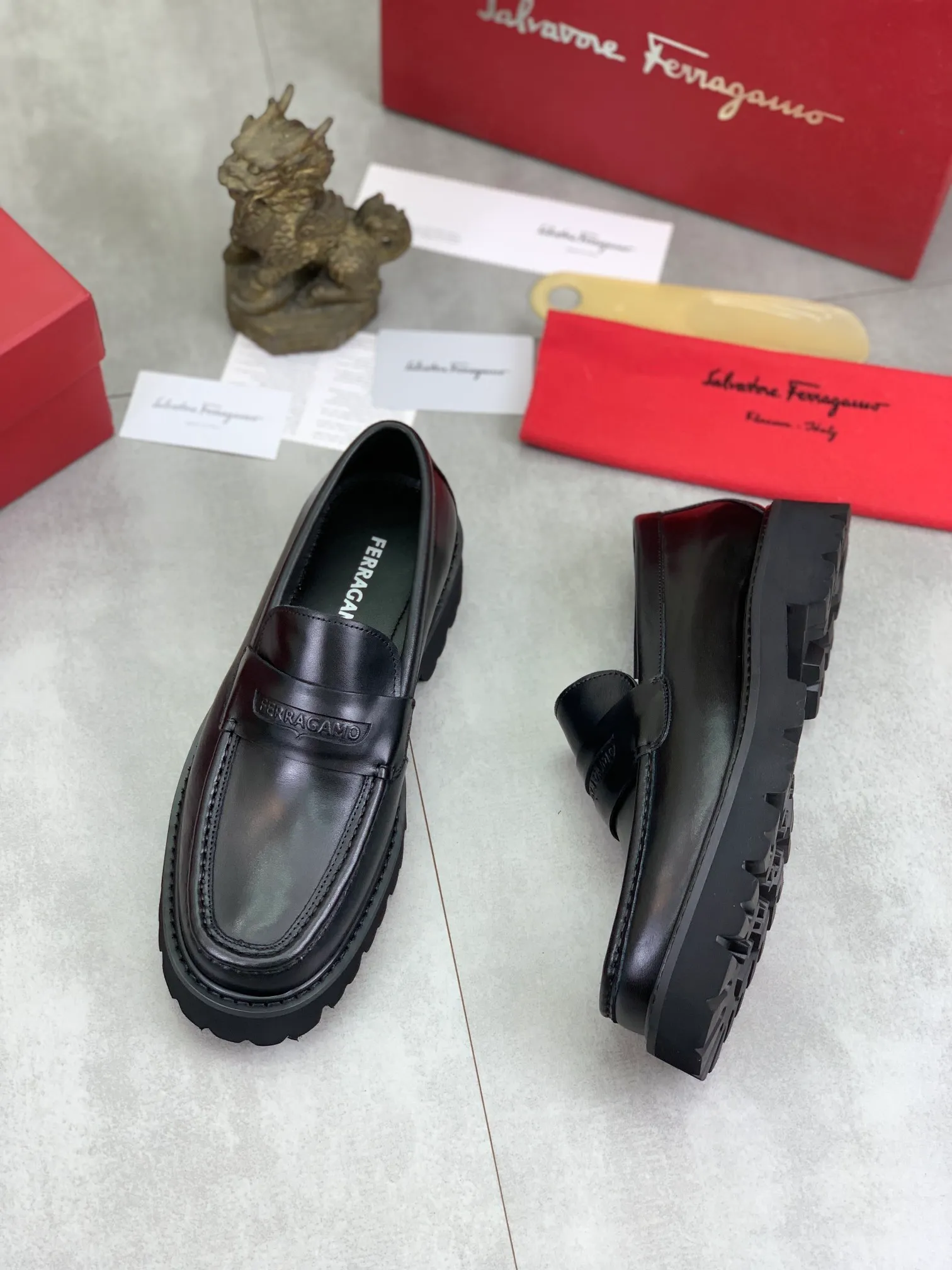 Men's Men's Shoes 💰P460💰[New Style] Water-dyed Niuli 🆘[Salvatore Ferragamo] Ferragamo's latest casual business leather shoes for men! Available at counters simultaneously! The fabric is made of specially imported original calfskin, the lining is made of imported water-dyed cowhide, and the original lightweight foam outsole is absolutely luxurious and leads the fashion trend. Matching code: 38-45; 3️⃣ colors available